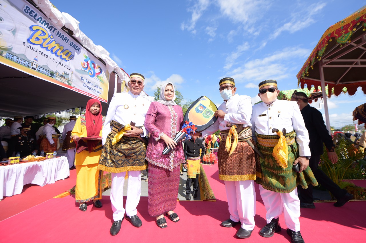 Upacara Hari Jadi Bima, Sejumlah Paket Bantuan Diserahkan